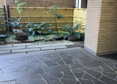 【ロビー】 | サーパス上溝第２ | ロビーというと、エントランスと何がちがうの？と思いますよね。実はロビーとエントランスには明確な決まりはありません。物件によっては、エントランスを入って広がるある程度の広さのある空間がロビーとなります。