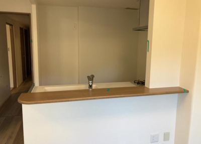 【キッチン】 | サーパス上溝第２ | L型アイランドタイプは、キッチンからダイニングにもリビングにも目が行き届くので、とても使いやすい配置です。L字型独立タイプは、キッチンを独立させてるためLDKというよりもLDといった様なイメージです。