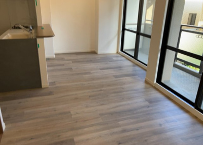 【居間・リビング】 | サーパス上溝第２ | 直線タイプはLとDKを一直線に並べた形で対面キッチンのタイプです。一般的なのでよく見かけるかもしれません。直線タイプに似た直接アイランドタイプは、キッチンとダイニングの間に壁がない分広く感じられます。