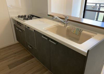 【キッチン】 | サーパス上溝第２ | 標準的なシステムキッチンの横幅は、165cm～300cm程度です。2100・2400・2550・2700などミリ単位で表記されます。普段どのように料理をするのかを想定しながら合ったサイズを選びましょう