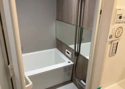 【浴室】 | サーパス上溝第２ | 入浴時の快適さも大事なことですが、綺麗な状態を維持できなければ気持ちよく入浴できません。毎日の掃除が楽という点は大事なポイントになります！カビが生えにくく掃除がしやすい、壁や浴槽を選ぶといいでしょう。