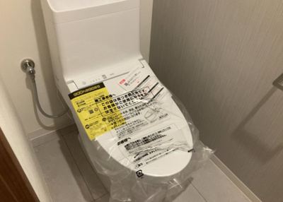 【トイレ】 | サーパス上溝第２ | トイレは大きさや形、機能、抗菌性などが異なる多種多彩なタイプが各メーカーから出ています。それぞれに良さがあるため、事前にどういったタイプのトイレがいいのかをご家庭内で決めて、内見に行くといいでしょう。