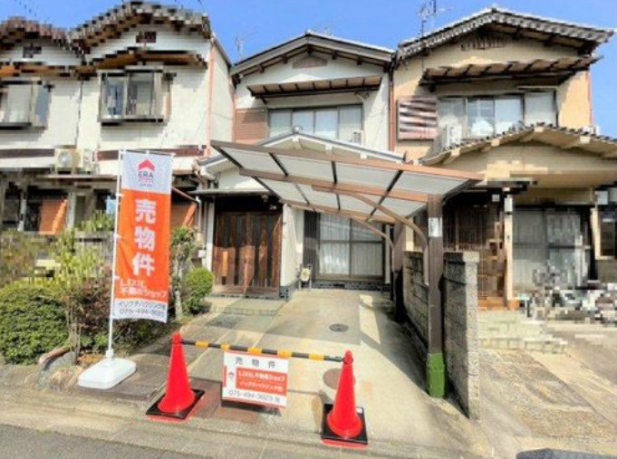 小松原北町中古戸建の前面道路含む現地写真