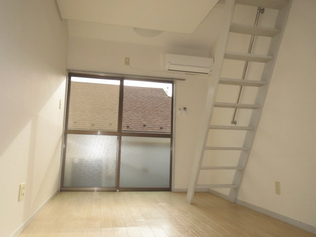 小金井市緑町１丁目のアパートの居間・リビング