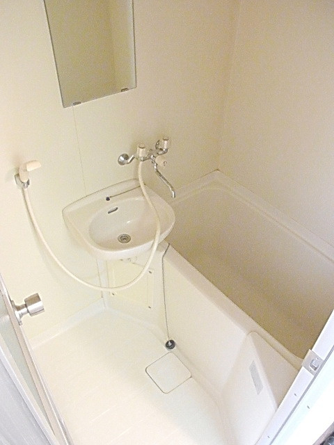 小金井市緑町１丁目のアパートの浴室