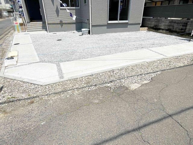 下妻市下妻丁　新築戸建て　1号棟の駐車場|カースペースは3台完備。ゲスト用のスペースも確保できますね♪