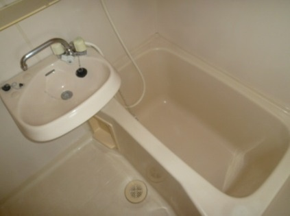 小金井市緑町２丁目のアパートの浴室