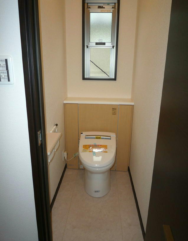 岸和田市作才町のアパートのトイレ|ゆったりとした空間のトイレです