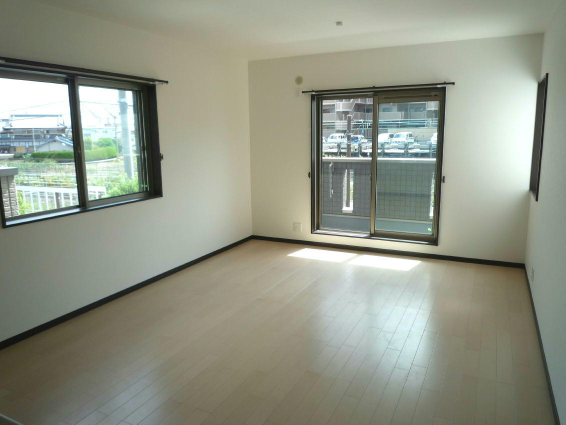 岸和田市作才町のアパートの居間・リビング|ゆったりとした居間です