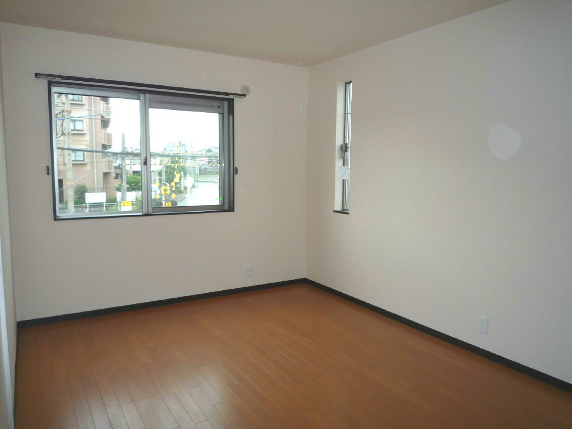 岸和田市作才町のアパートの居間・リビング|こちらのリビングで趣味の時間をお楽しみください