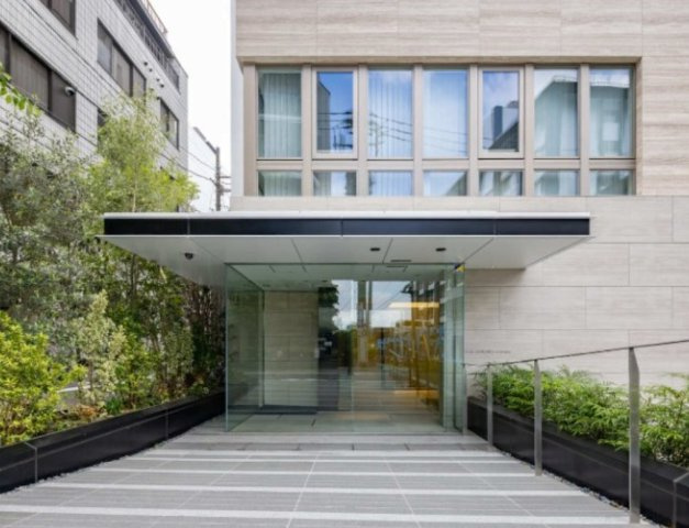 ピアース新宿三丁目のエントランス