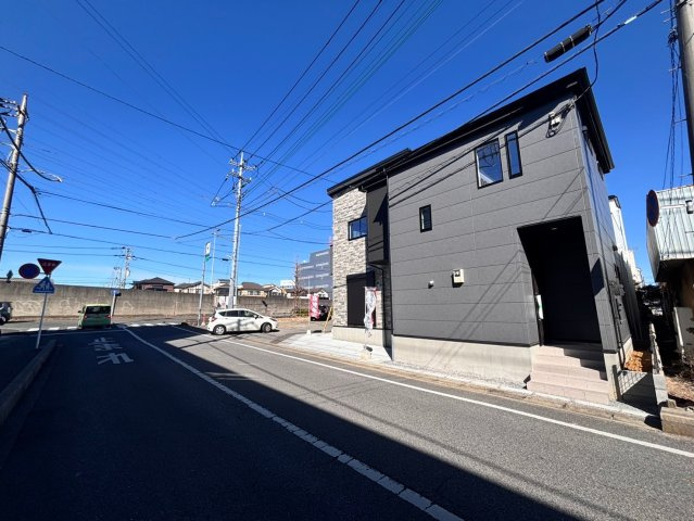 越谷市下間久里　新築戸建ての前面道路含む現地写真