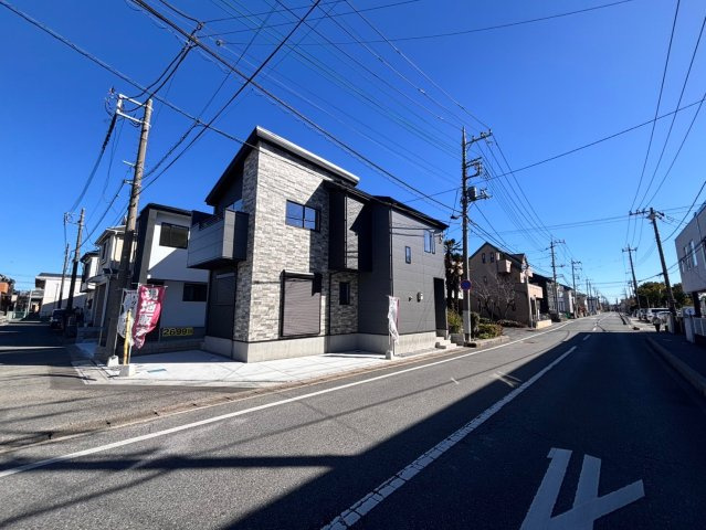 越谷市下間久里　新築戸建ての前面道路含む現地写真