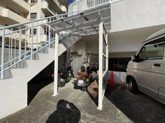 【駐車場】 | バイク置き場。空き区画の有無や駐輪料金、サイズおよび排気量規定などについては、改めてお問い合わせください。～即日のご見学可能～　お問合せはお気軽にどうぞ。

