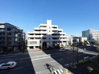 【展望】 | 眼前に広がる空の雄大さと、このお部屋の自慢の一つである「眺望」をご覧ください。毎日、この景色を独り占めできる新生活に夢が広がります。～即日のご見学可能～　お問合せはお気軽にどうぞ。
