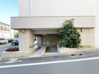 【エントランス】 | オートロックを備えた、マンションのエントランス。やはりセキュリティの観点は欠かすことができません。皆様を“安全”に送り出し、出迎えてくれます。～即日のご見学可能～　お問合せはお気軽にどうぞ。