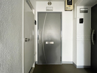 【その他共用部分】 | ダブルロック式の玄関ドアが皆様をお出迎え。お部屋のセキュリティの観点からも、うれしい設備ですね。玄関の色もシックで良い感じです。～即日のご見学可能～　お問合せはお気軽にどうぞ。