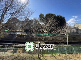 【展望】 | 眼前に広がる空の雄大さと、このお部屋の自慢の一つである「眺望」をご覧ください。毎日、この景色を独り占めできる新生活に夢が広がります。～即日のご見学可能～　お問合せはお気軽にどうぞ。
