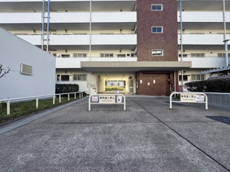 【エントランス】 | マンションの正面エントランス。出入りする人間を癒してくれるマンション入り口であり、その建物の「顔」でもあります。～即日のご見学可能～　お問合せはお気軽にどうぞ。