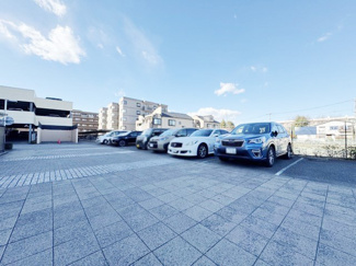 【駐車場】 | マンションの駐車場スペース。空きの有無や駐車料金、サイズ規定などについては、改めてお問い合わせください。～即日のご見学可能～　お問合せはお気軽にどうぞ。
