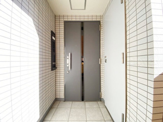 【その他共用部分】 | 皆様をお迎えする、お部屋の玄関ドア。開けやすさや開放角度、ドアノブの操作しやすさや鍵の形状などを、現地で一度ご確認ください。～即日のご見学可能～　お問合せはお気軽にどうぞ。