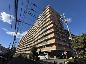 【外観】 | 青空によく映える建物です。手入れの行き届いた外壁やマンション正面エントランスなど、綺麗な姿をぜひ一度、現地にてご覧ください。～即日のご見学可能～　お問合せはお気軽にどうぞ。
