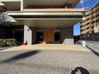 【エントランス】 | お客様を、そして住人を出迎えてくれるマンションのエントランス。ゴミが落ちていないことからも、管理状態の良さや住民の節度の高さが見て取れます。～即日のご見学可能～　お問合せはお気軽にどうぞ。
