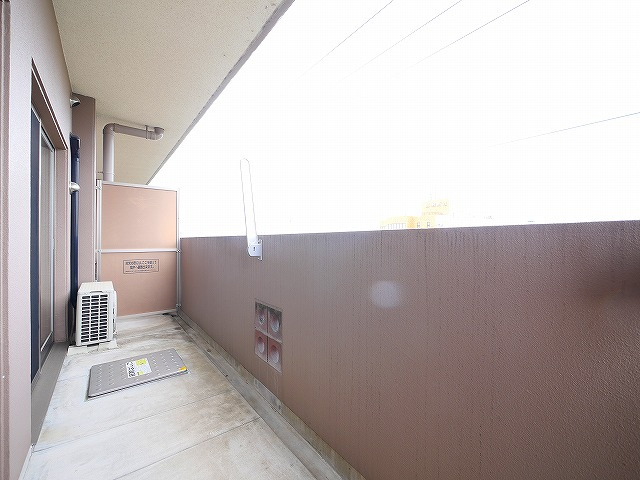 マンション南京終のバルコニー|バルコニーからの眺めを楽しみながら食事をしませんか