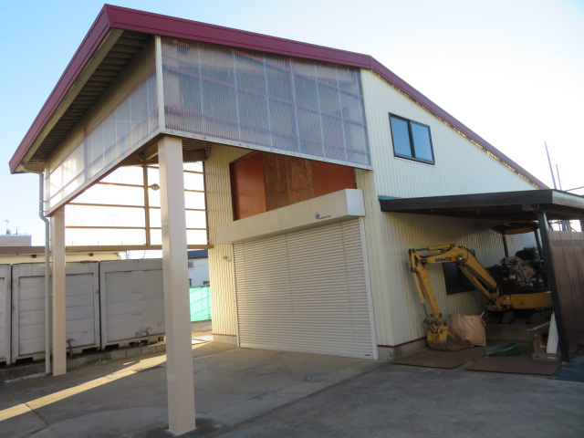 越谷市大字増森の倉庫の外観