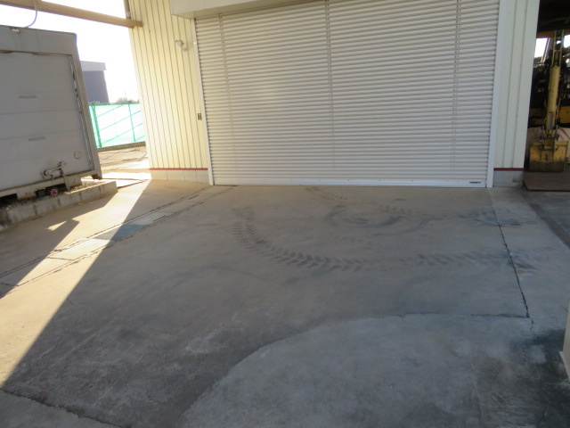 越谷市大字増森の倉庫の駐車場