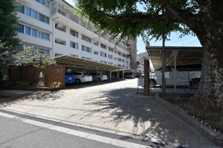 【エントランス】 | お客様を、そして住人を出迎えてくれるマンションのエントランス。ゴミが落ちていないことからも、管理状態の良さや住民の節度の高さが見て取れます。～即日のご見学可能～　お問合せはお気軽にどうぞ。
