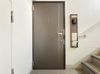 【その他共用部分】 | ダブルロック式の玄関ドアが皆様をお出迎え。お部屋のセキュリティの観点からも、うれしい設備ですね。玄関の色もシックで良い感じです。～即日のご見学可能～　お問合せはお気軽にどうぞ。
