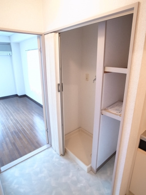 【収納】 | 本山マンション | 洗濯機置き場には便利なグッズストック