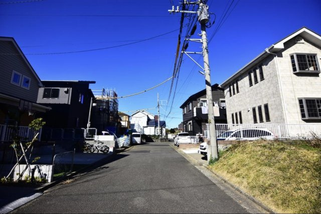 藤沢市大庭　中古一戸建ての前面道路含む現地写真