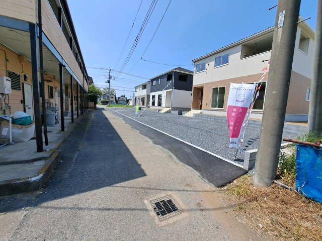 新築　伊勢崎市上泉町第3　クレイドルガーデン　1号棟の前面道路含む現地写真|現地写真　前面道路4ｍ　南道路で日当たり良好！