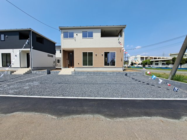 新築　伊勢崎市上泉町第3　クレイドルガーデン　1号棟の駐車場|現地写真　 駐車スペース広々！建物南側に並列で３台置けます♪					
