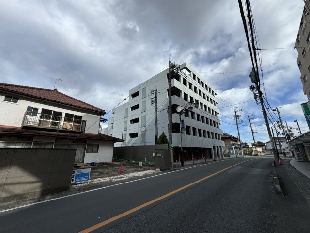 ‐三丁目不動産-　本庄市本庄1丁目　更地渡しの前面道路含む現地写真