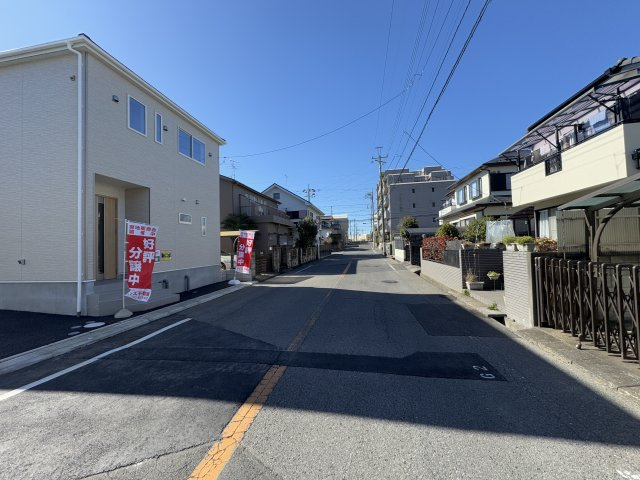 松戸市六高台６丁目新築戸建【六実小学校：9分】の前面道路含む現地写真|北西側前面道路・幅員約7.9ｍ