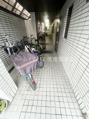 大阪市城東区諏訪２丁目の賃貸マンションのエントランス