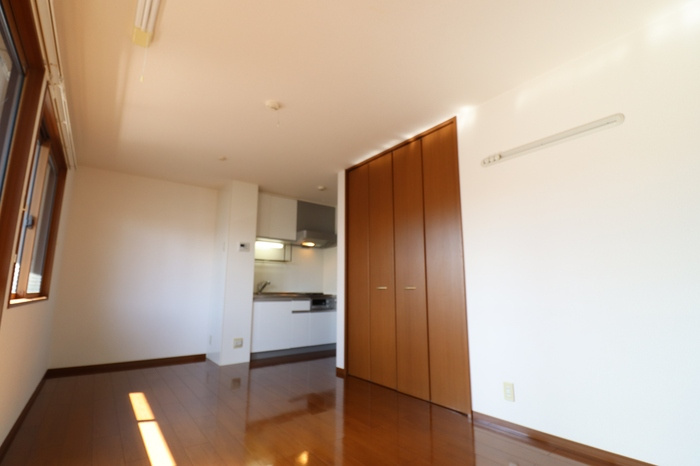 熊本市中央区本荘５丁目のアパートの居間・リビング|写真は類似の物件となります。