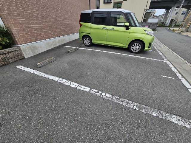 アイエスパレス・ウェストの駐車場