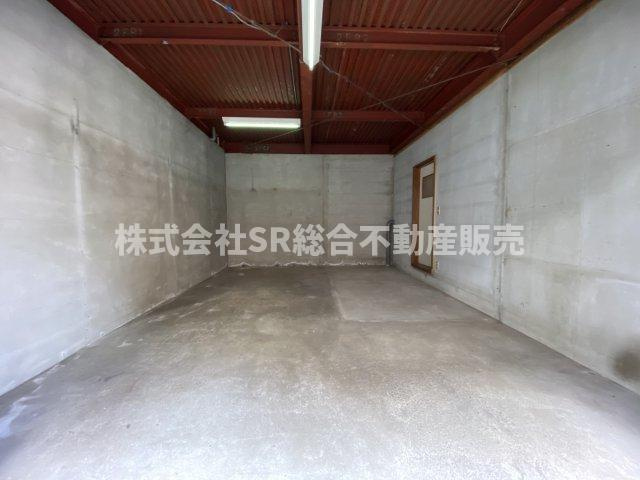 南荘町中古戸建の駐車場|ハイルーフ車も駐車可能なシャッター付き車庫です！作業場や倉庫としても使えます！