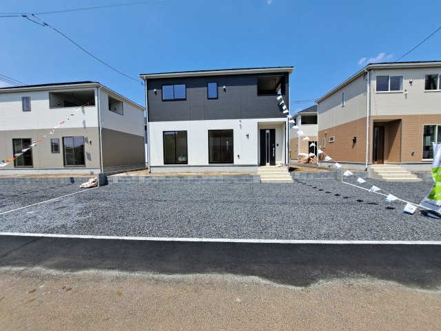 新築　伊勢崎市上泉町第3　クレイドルガーデン　2号棟の駐車場|現地写真　 駐車スペース広々！建物南側に並列で３台置けます♪					
