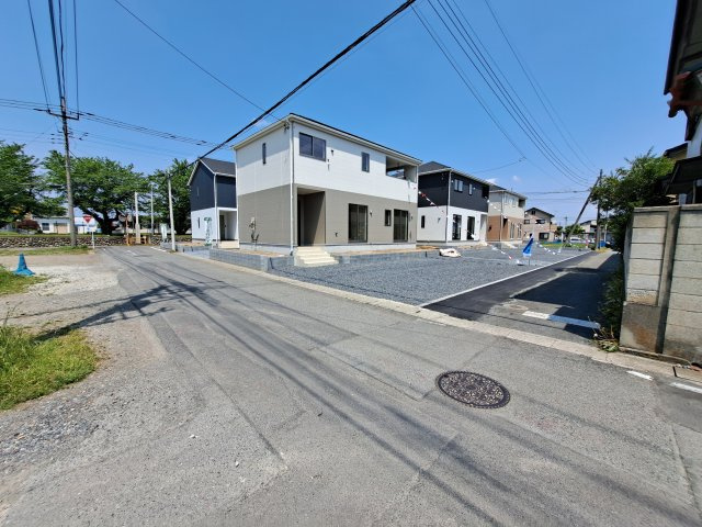 新築　伊勢崎市上泉町第3　クレイドルガーデン　3号棟の前面道路含む現地写真|現地写真　南西角地　南道路で日当たり良好！