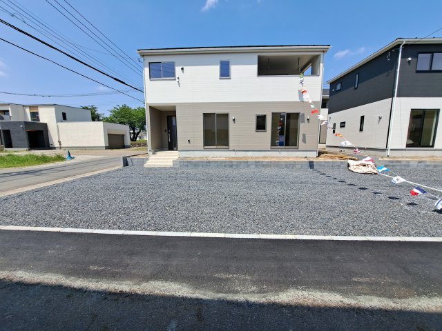 新築　伊勢崎市上泉町第3　クレイドルガーデン　3号棟の駐車場|現地写真　 駐車スペース広々！建物南側に並列で３台置けます♪					
