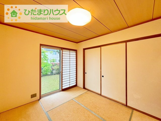 日立市十王町城の丘１丁目　中古戸建の和室|扉を閉じれば来客用のお部屋として。開いて広い空間を作れば、お子様の遊び部屋として使えます！