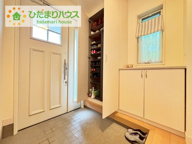 日立市十王町城の丘１丁目　中古戸建の玄関|丁度良い靴箱のサイズ♪これだけあれば家族全員の靴がしまえてスッキリ(^O^)