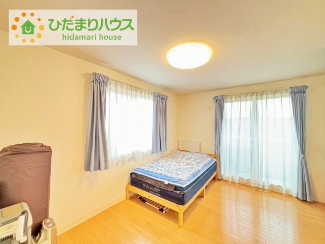 日立市十王町城の丘１丁目　中古戸建の寝室|バルコニーに面していて、たっぷり光りの入る明るい主寝室です！