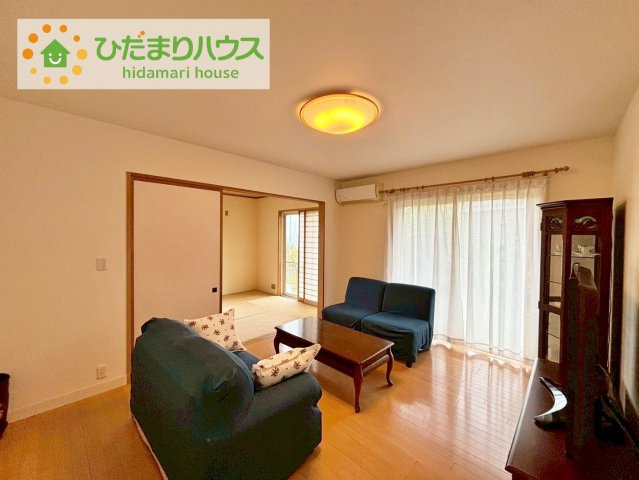 日立市十王町城の丘１丁目　中古戸建の居間・リビング|リビング大きな窓からは、暖かな日の光が降り注ぎます・・・