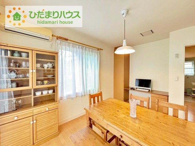 日立市十王町城の丘１丁目　中古戸建の居間・リビング|ダイニングは嬉しい二面採光・窓辺からの日差しがあたたかなリビングを演出します( *´艸｀)